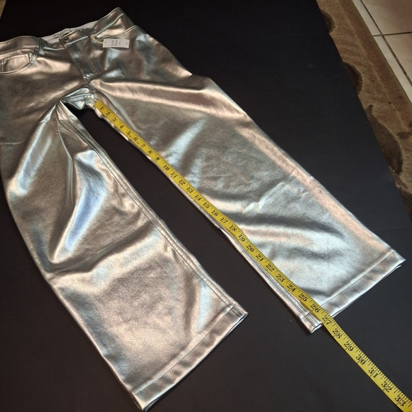 Abercrombie & Fitch 90s Relaxed Vegan Leather Silver Pants Women Size 28 Short - Picture 15 of 16